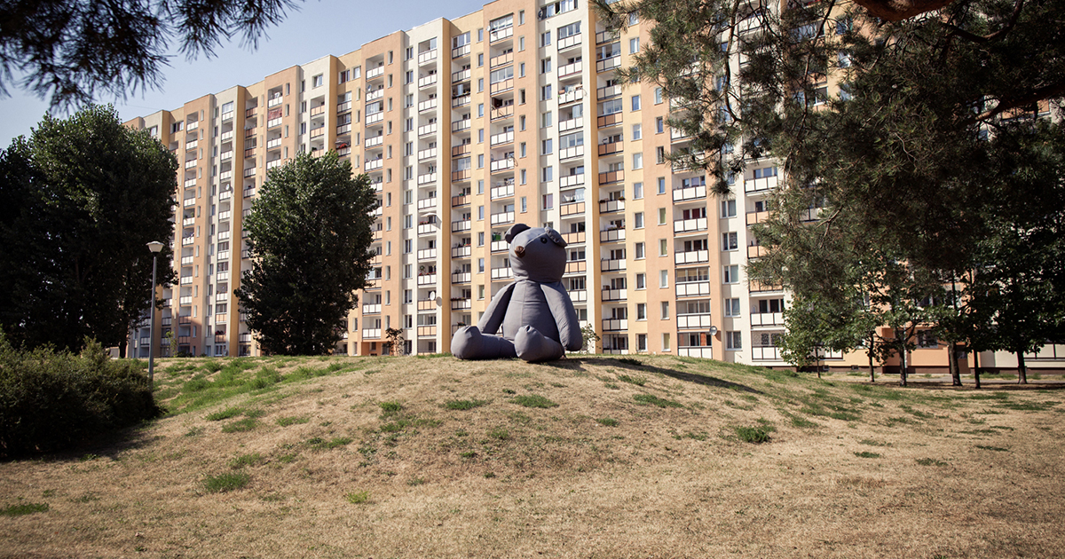 Iza Rutkowska: Traveling the World With a Giant Teddy Bear